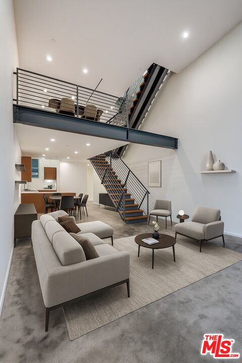 1220 N Orange Grove Ave Unit: 6