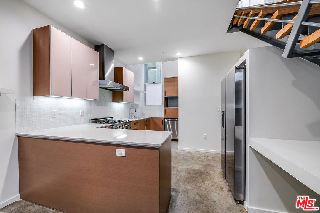 1220 N Orange Grove Ave Unit: 6