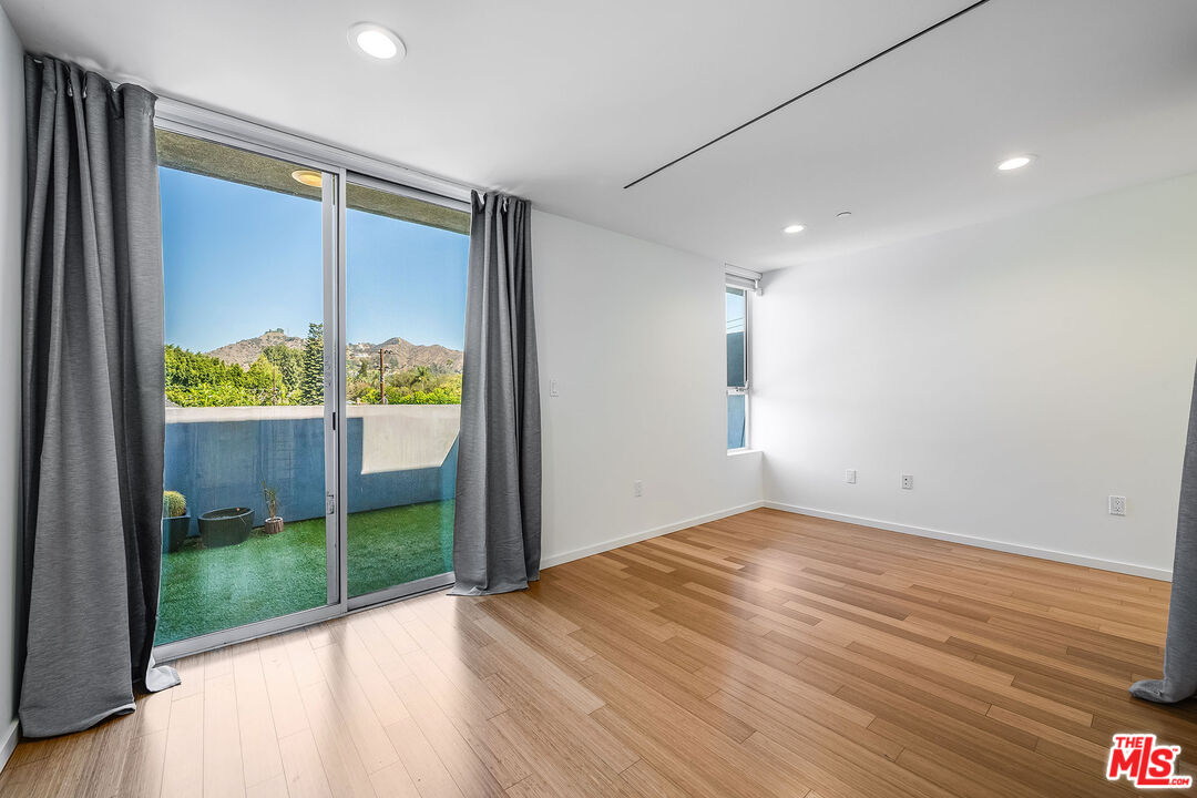 1220 N Orange Grove Ave Unit: 6