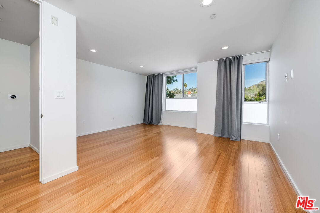 1220 N Orange Grove Ave Unit: 6