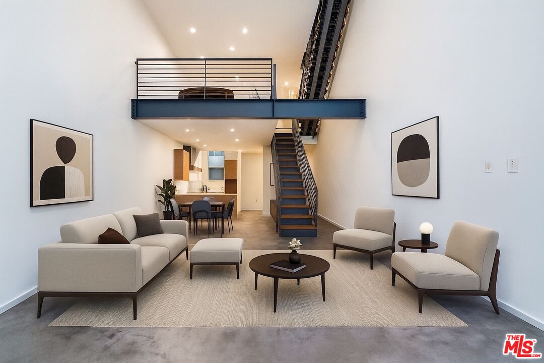 1220 N Orange Grove Ave Unit: 6