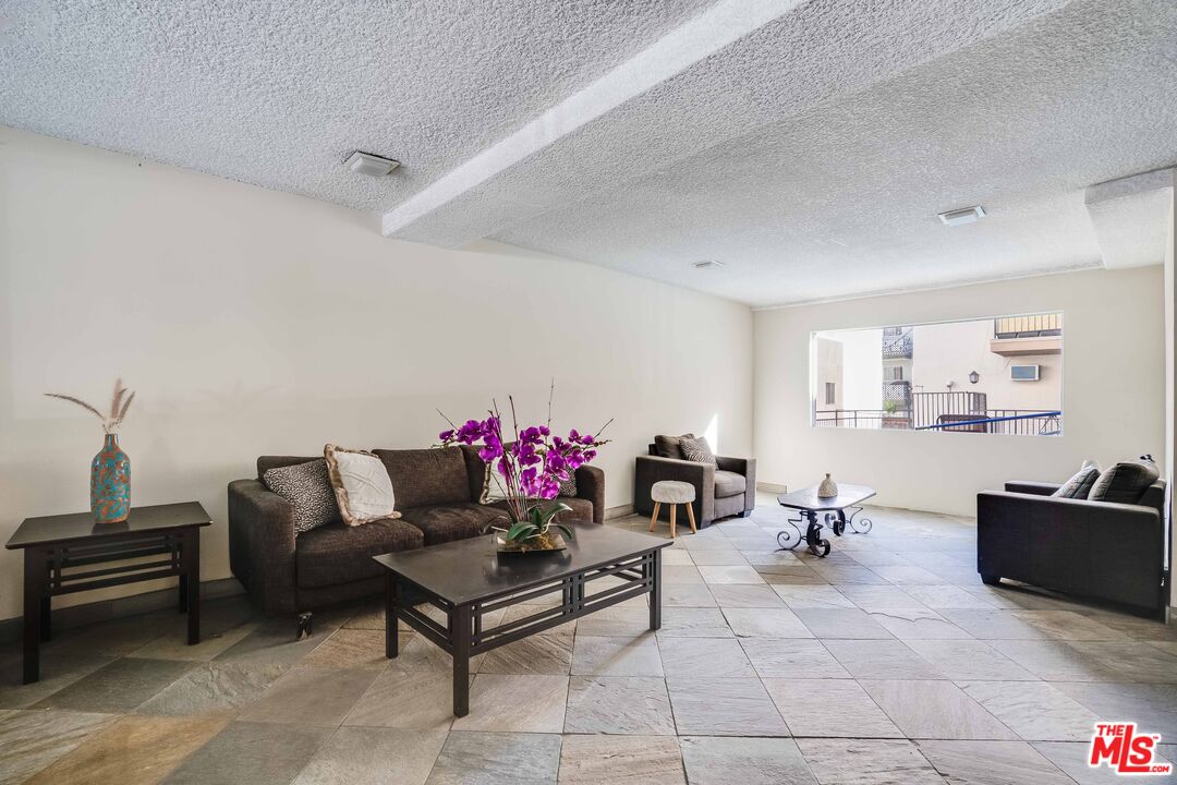 7548 Hampton Ave Unit: 304