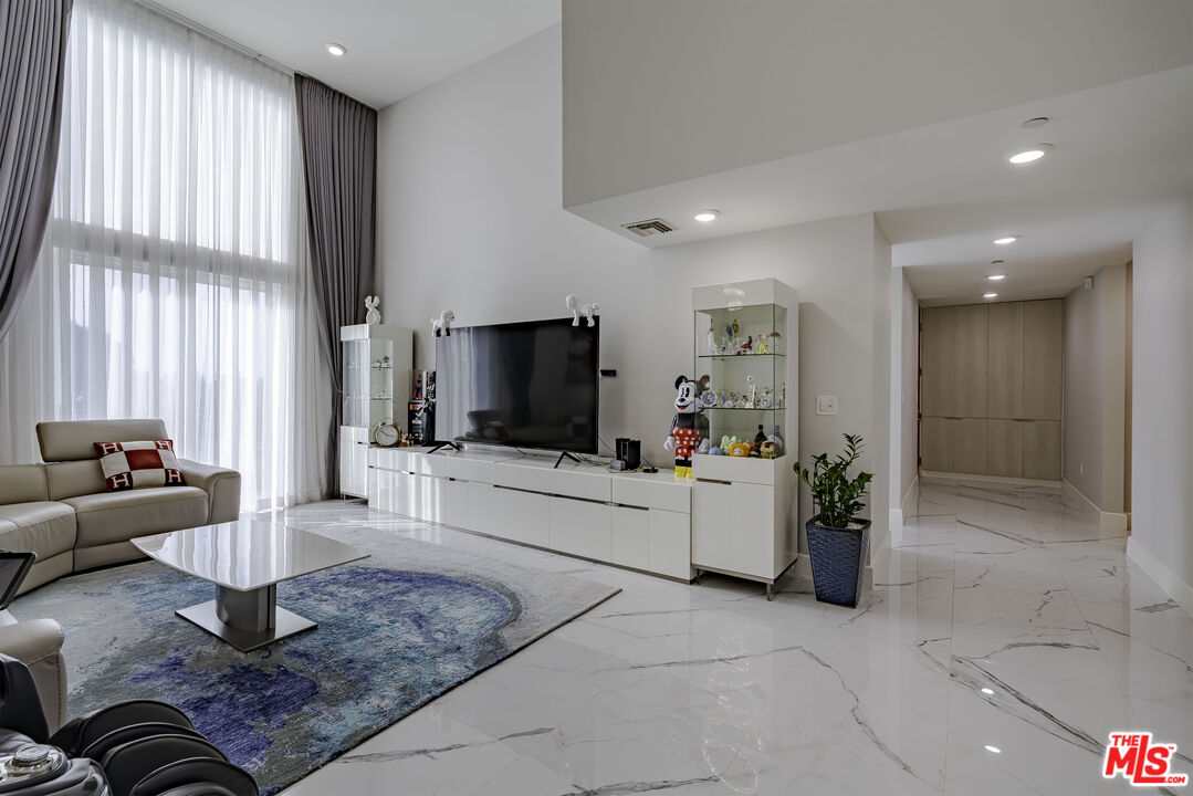 4925 Wilshire Blvd Unit: PH 302