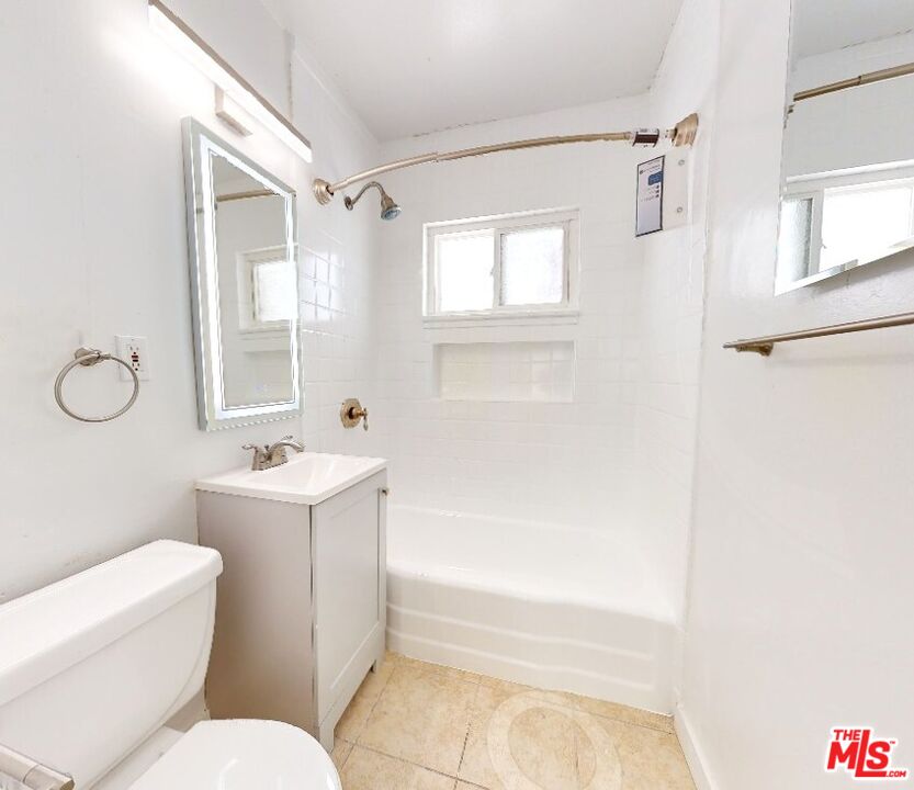 4962 S Centinela Ave