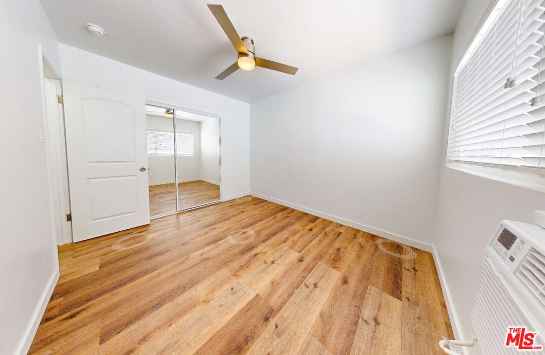 4962 S Centinela Ave