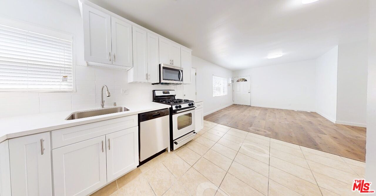 4962 S Centinela Ave