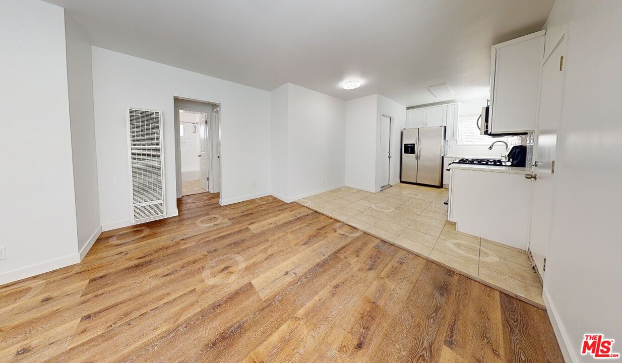 4962 S Centinela Ave