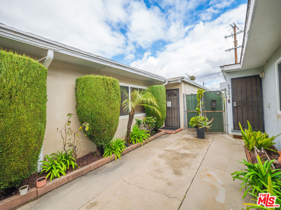 4962 S Centinela Ave