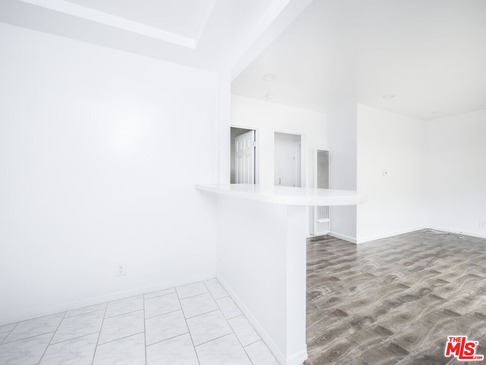 4964 S Centinela Ave