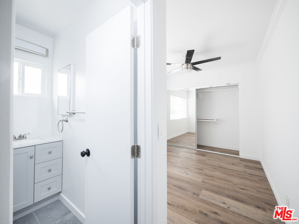 4964 S Centinela Ave