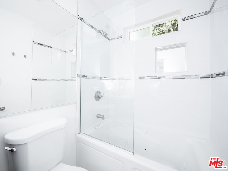 4964 S Centinela Ave