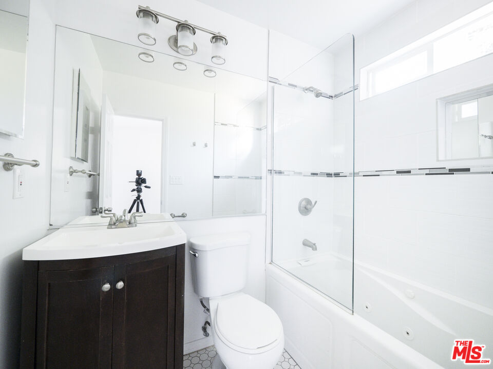 4964 S Centinela Ave