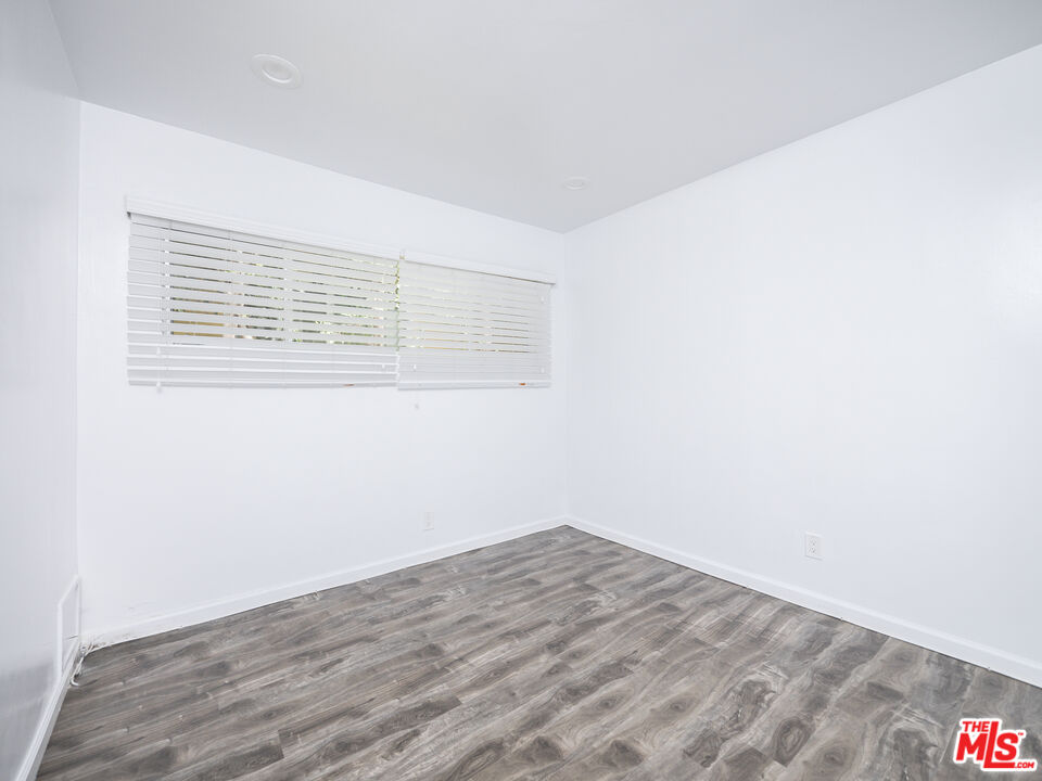 4964 S Centinela Ave