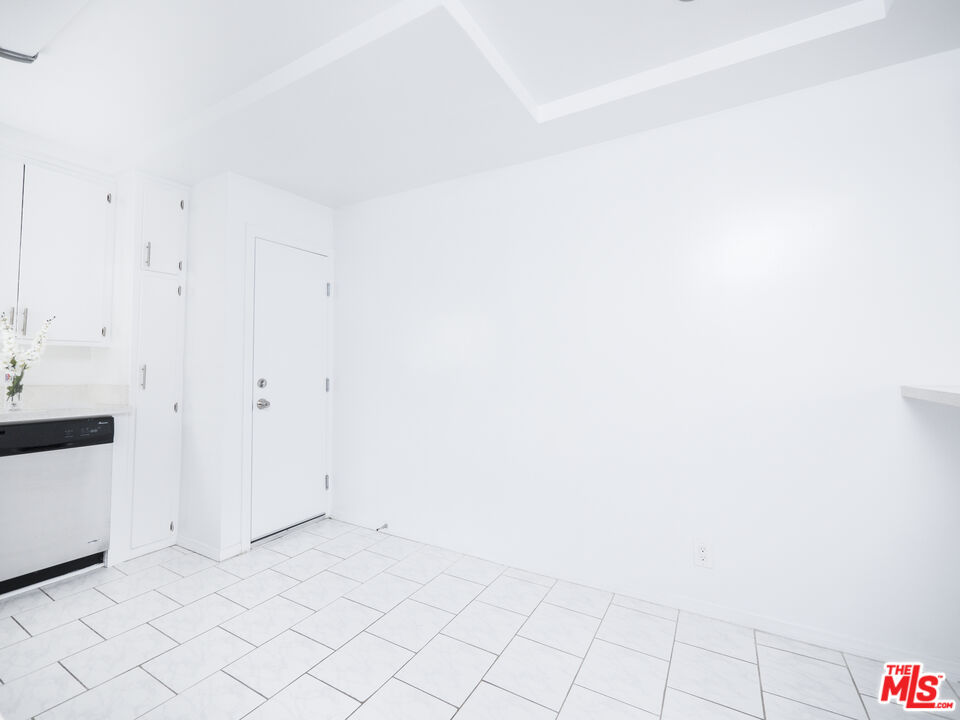 4964 S Centinela Ave