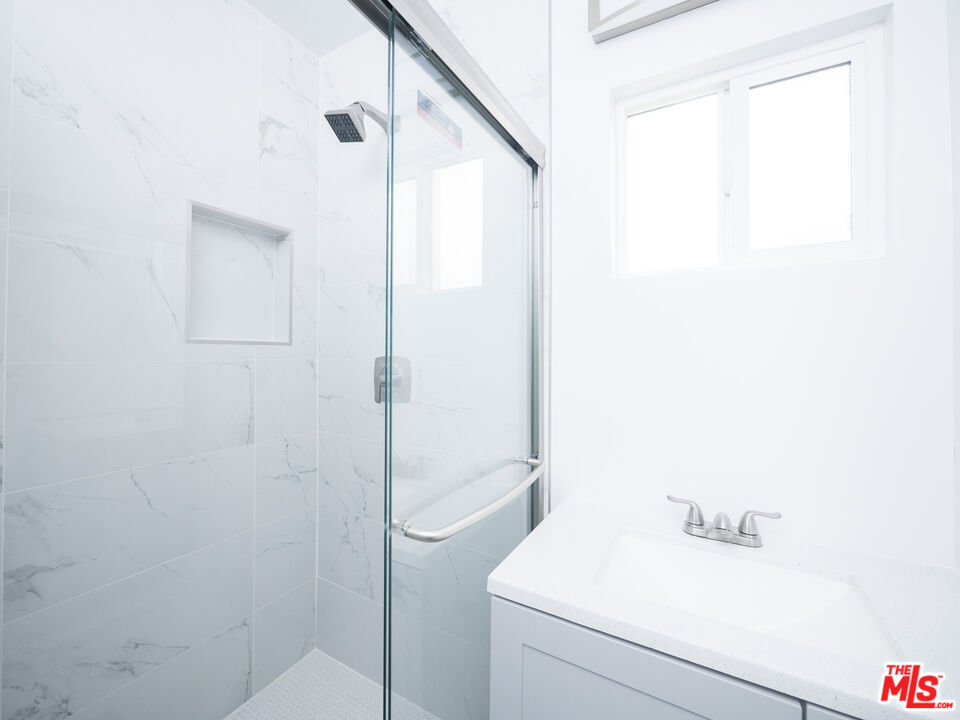 4964 S Centinela Ave