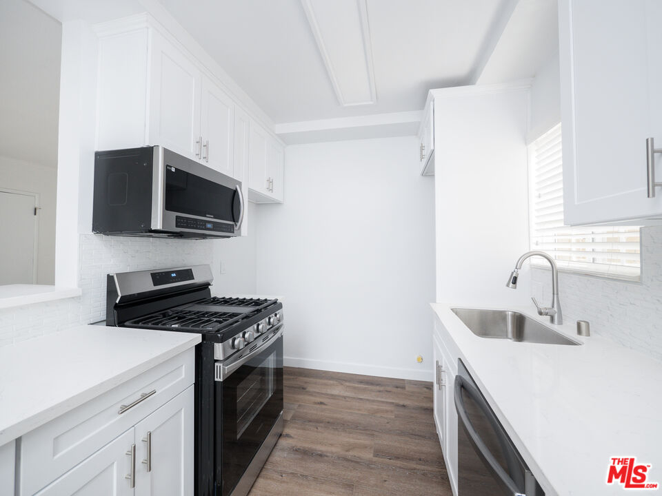 4964 S Centinela Ave