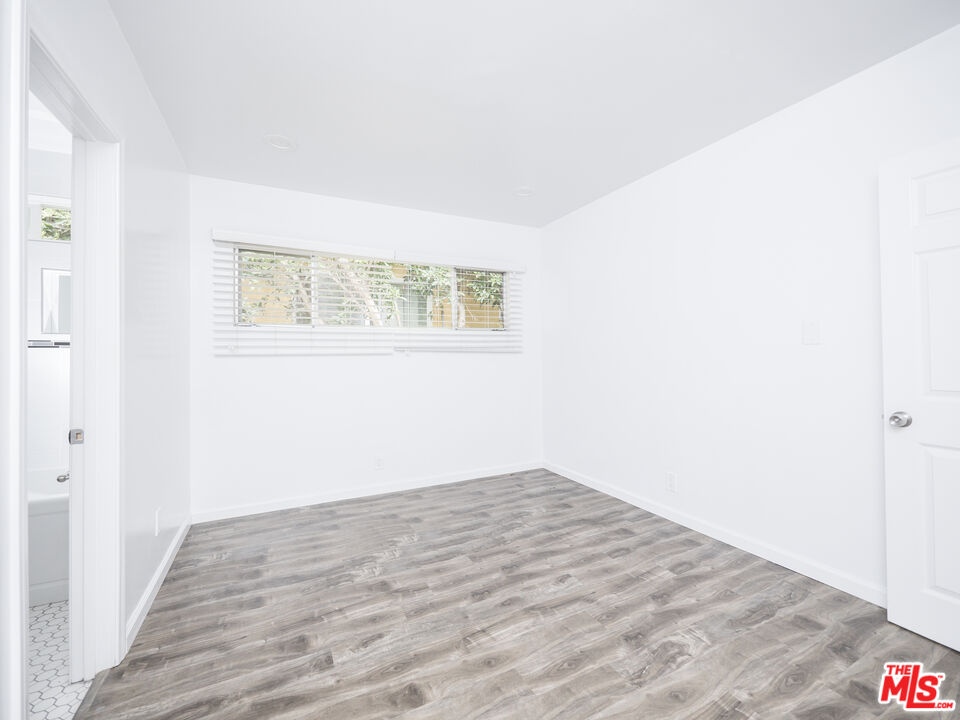 4964 S Centinela Ave