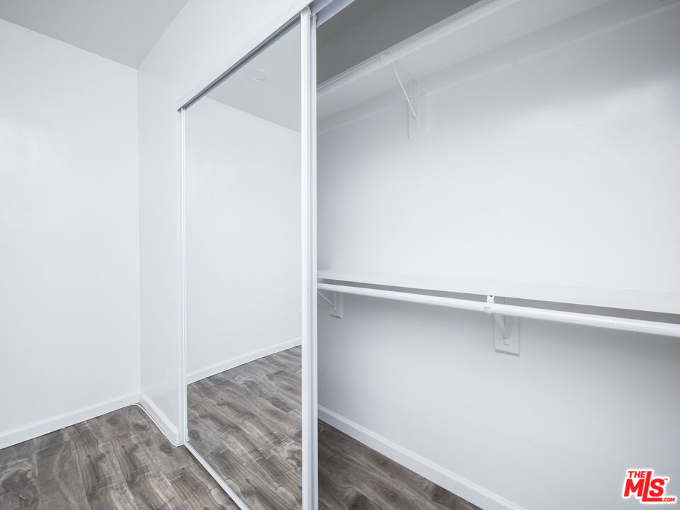 4964 S Centinela Ave