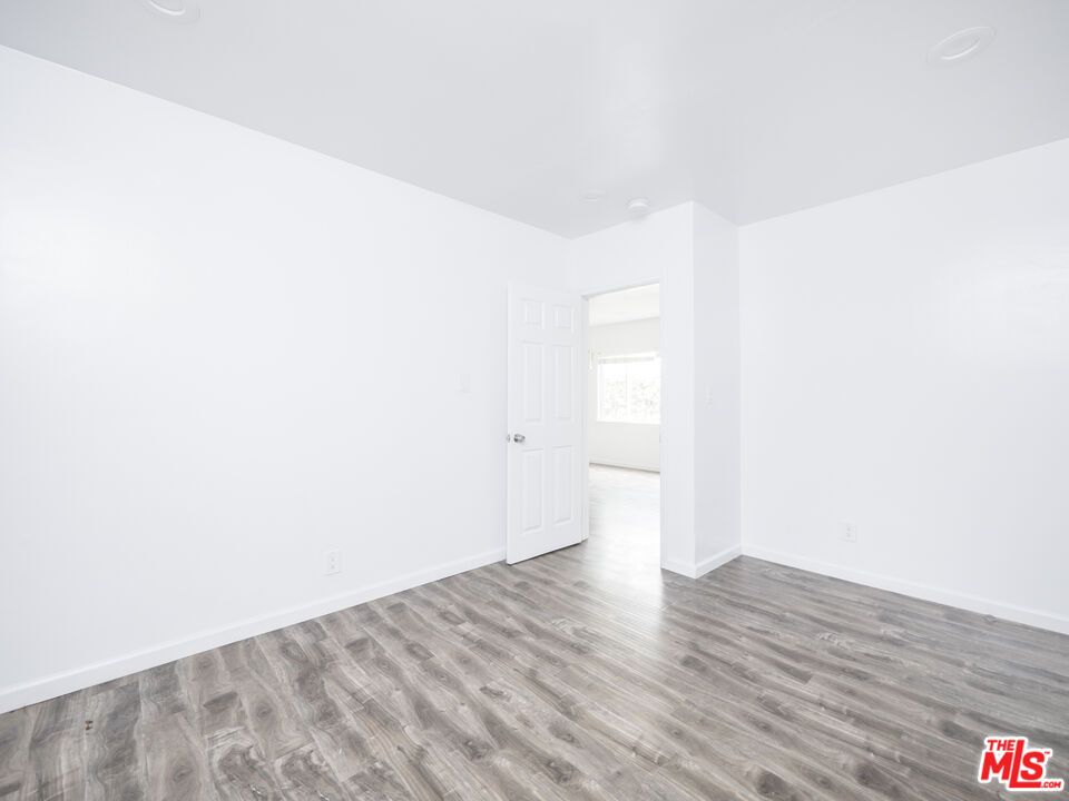 4964 S Centinela Ave