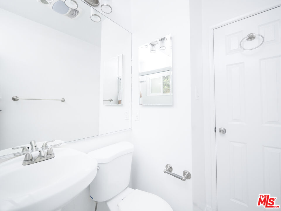 4964 S Centinela Ave