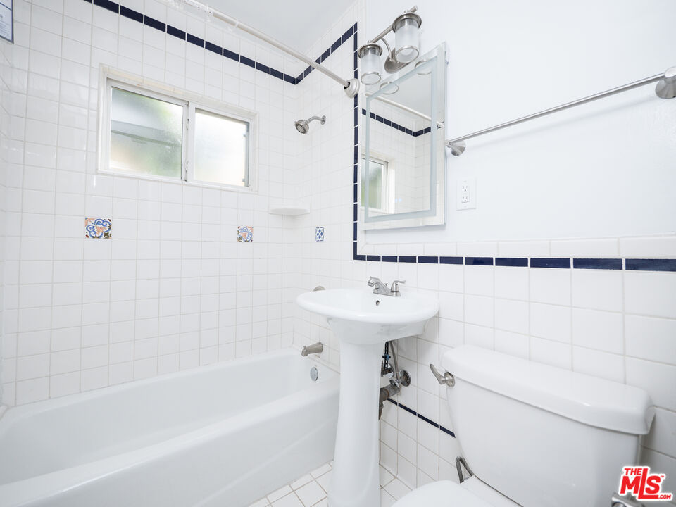 4964 S Centinela Ave