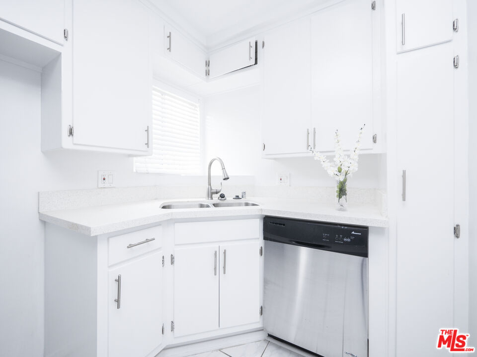 4964 S Centinela Ave