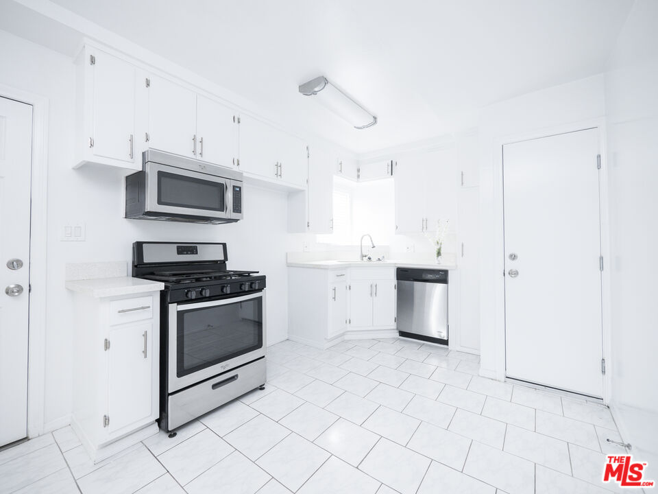 4964 S Centinela Ave