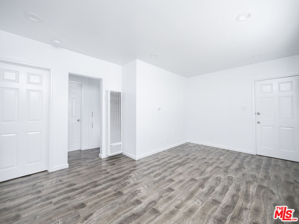 4964 S Centinela Ave