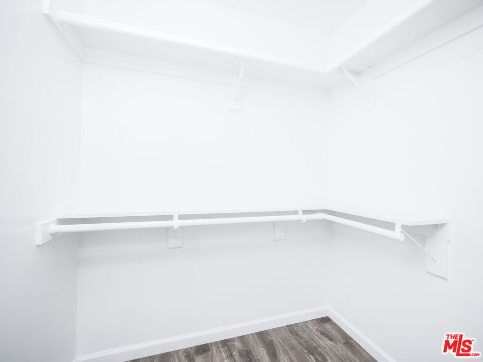 4964 S Centinela Ave