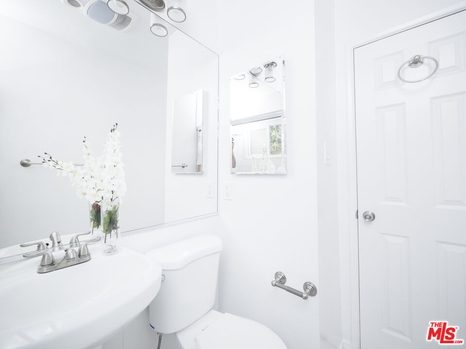 4964 S Centinela Ave