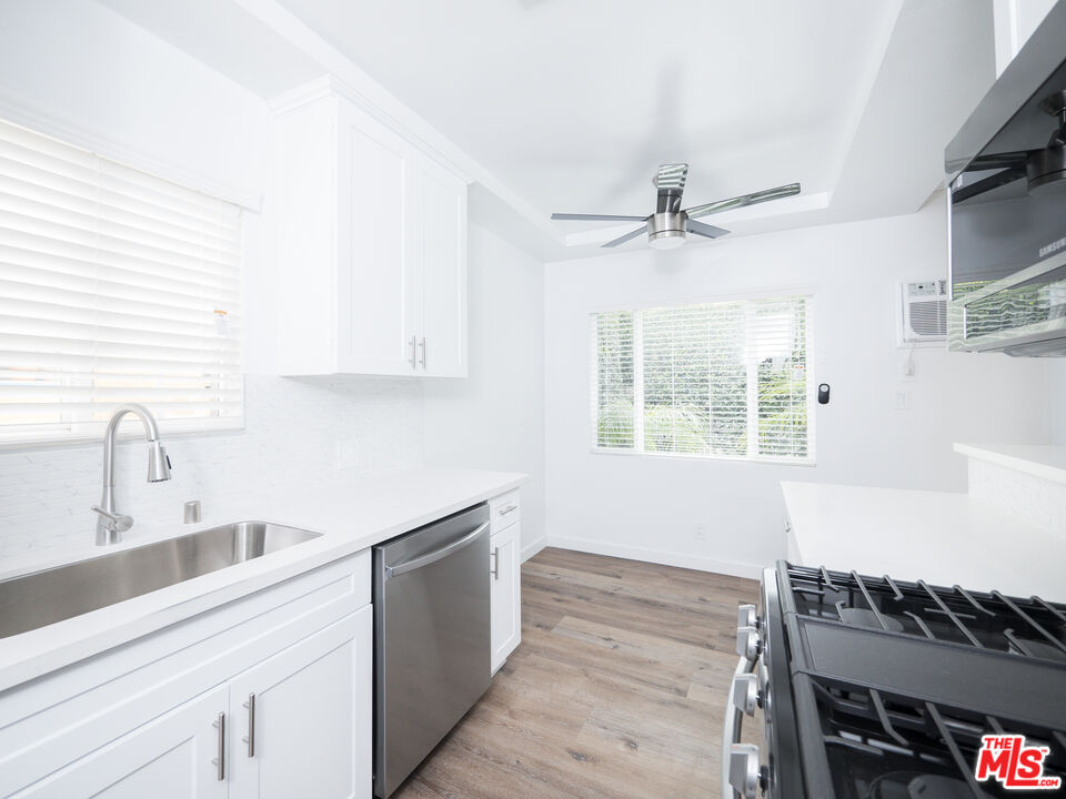 4964 S Centinela Ave