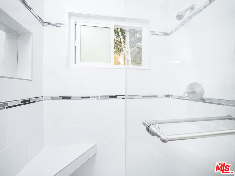 4964 S Centinela Ave