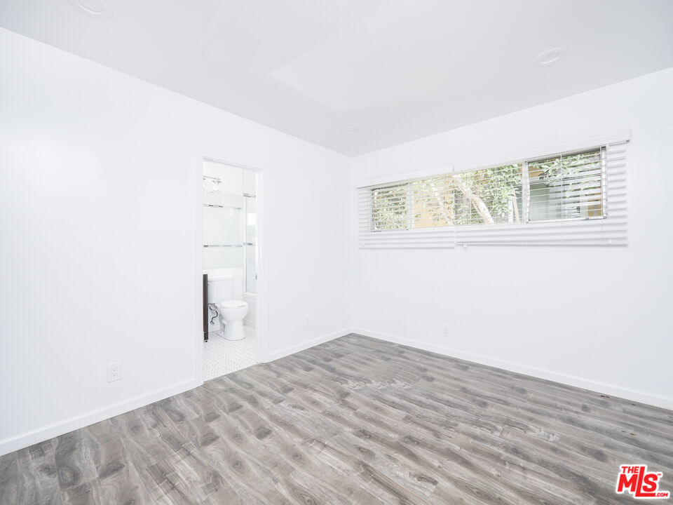 4964 S Centinela Ave