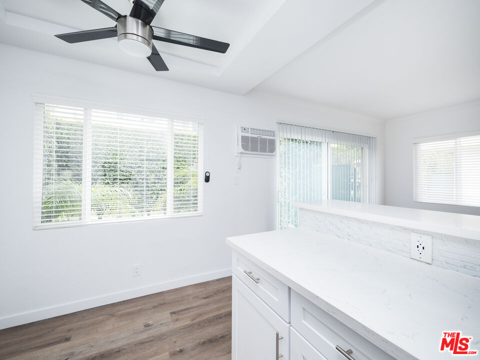 4964 S Centinela Ave