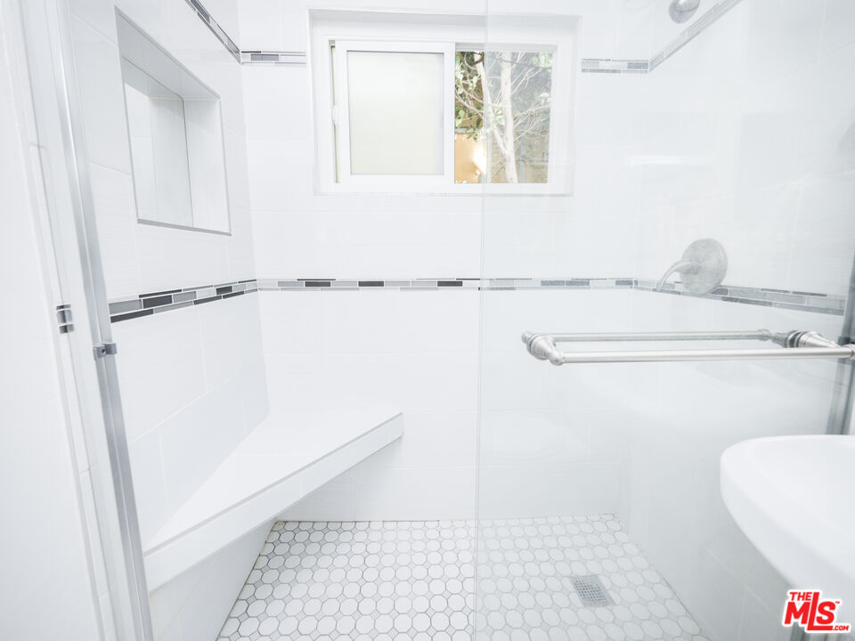 4964 S Centinela Ave