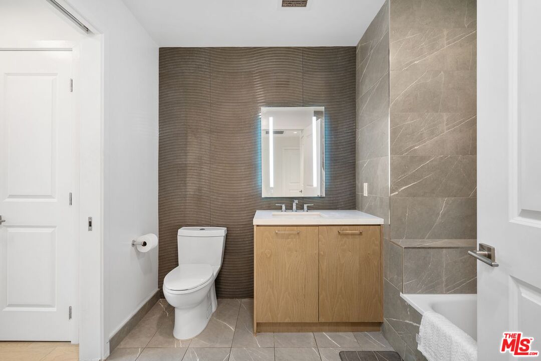 400 S Broadway Unit: 1021