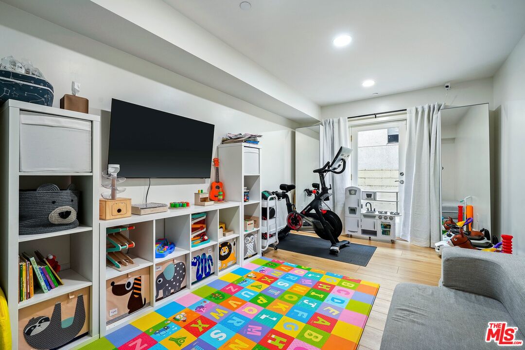 123 S Clark Dr Unit: 104