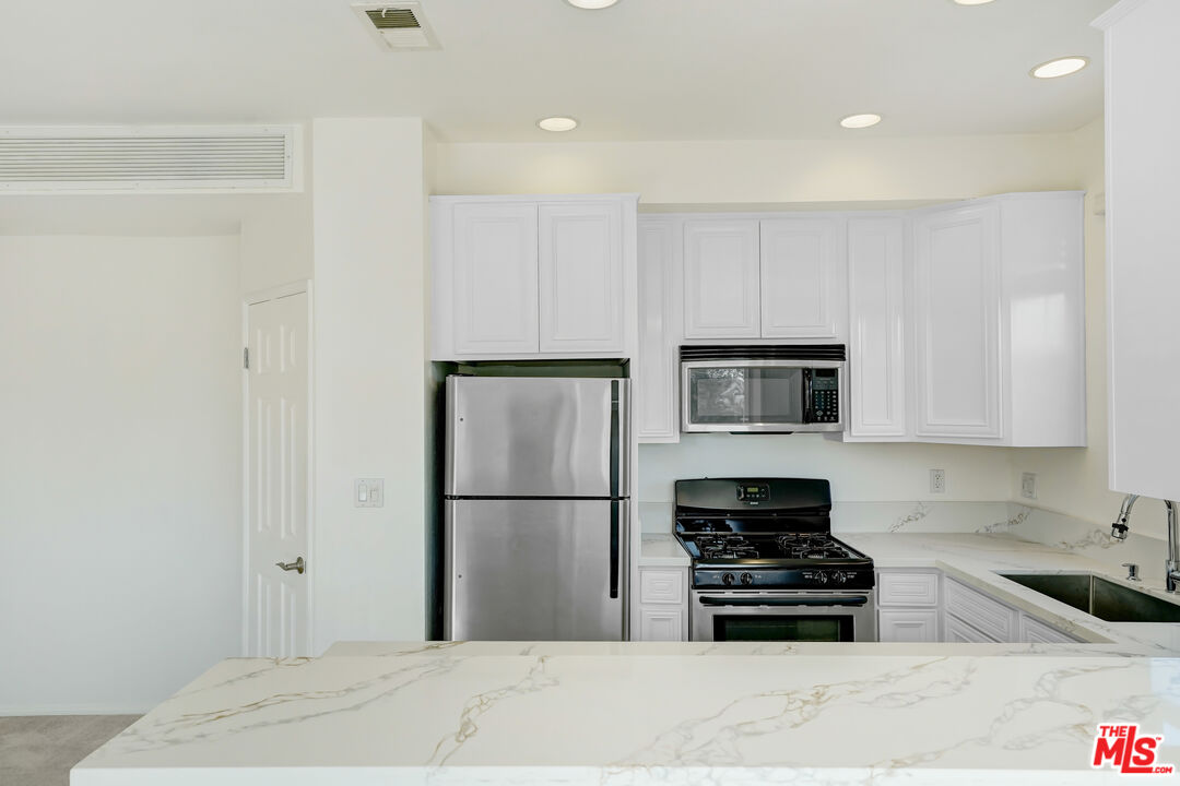 5430 Bellingham Ave Unit: 306