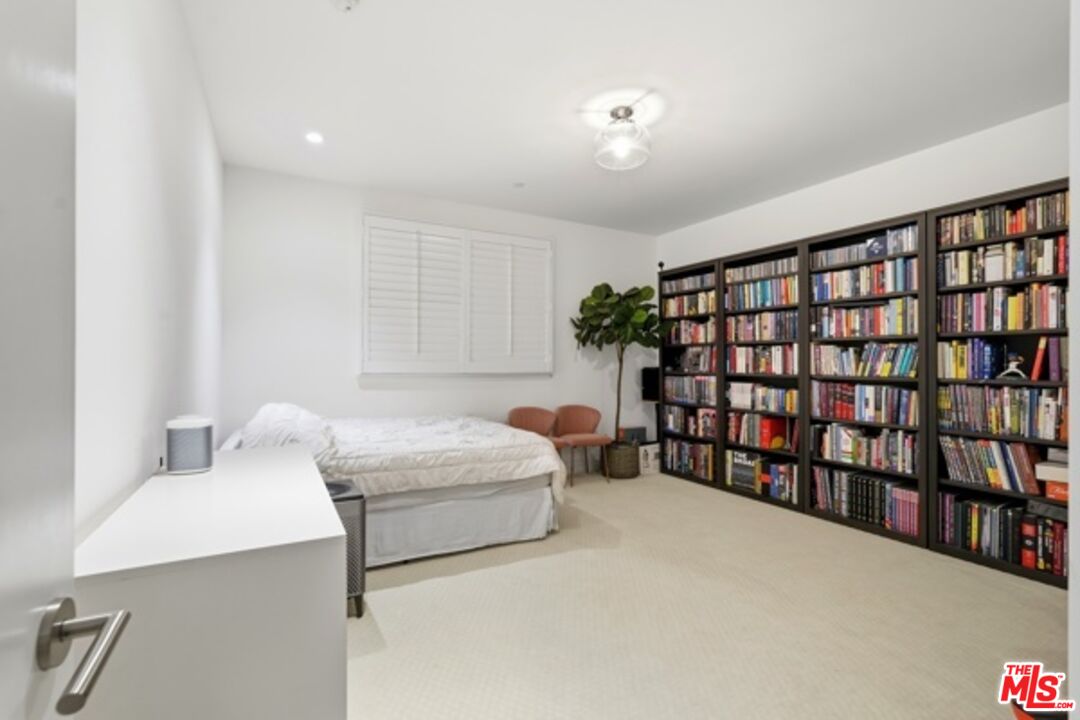 4661 Wilshire Blvd Unit: 204