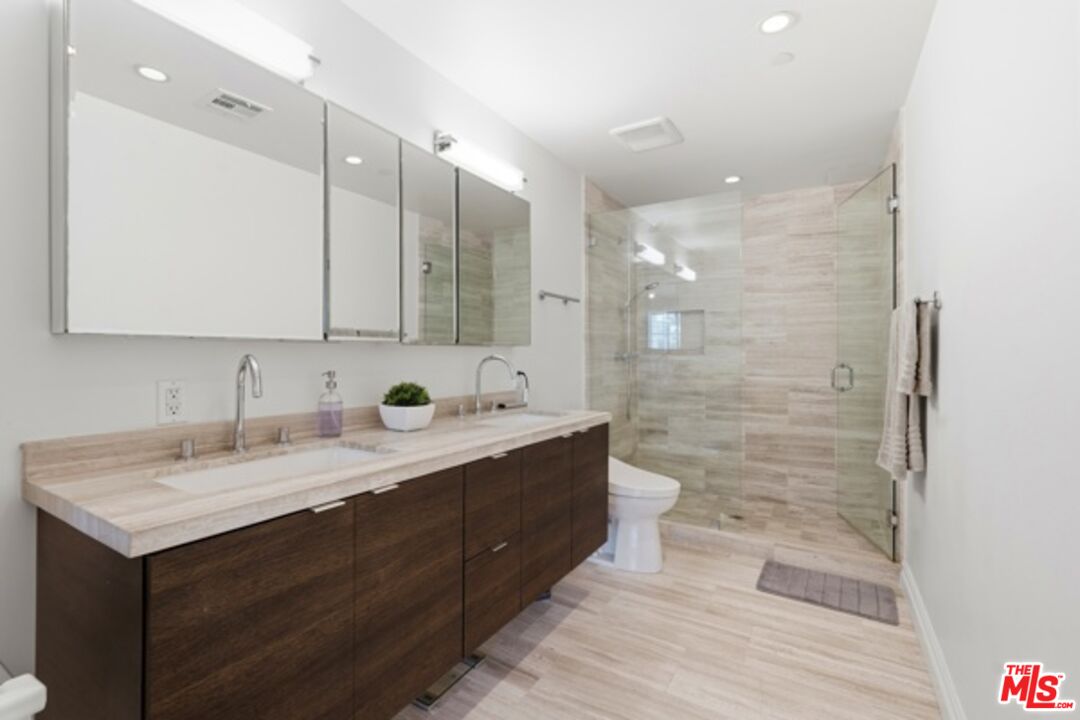 4661 Wilshire Blvd Unit: 204