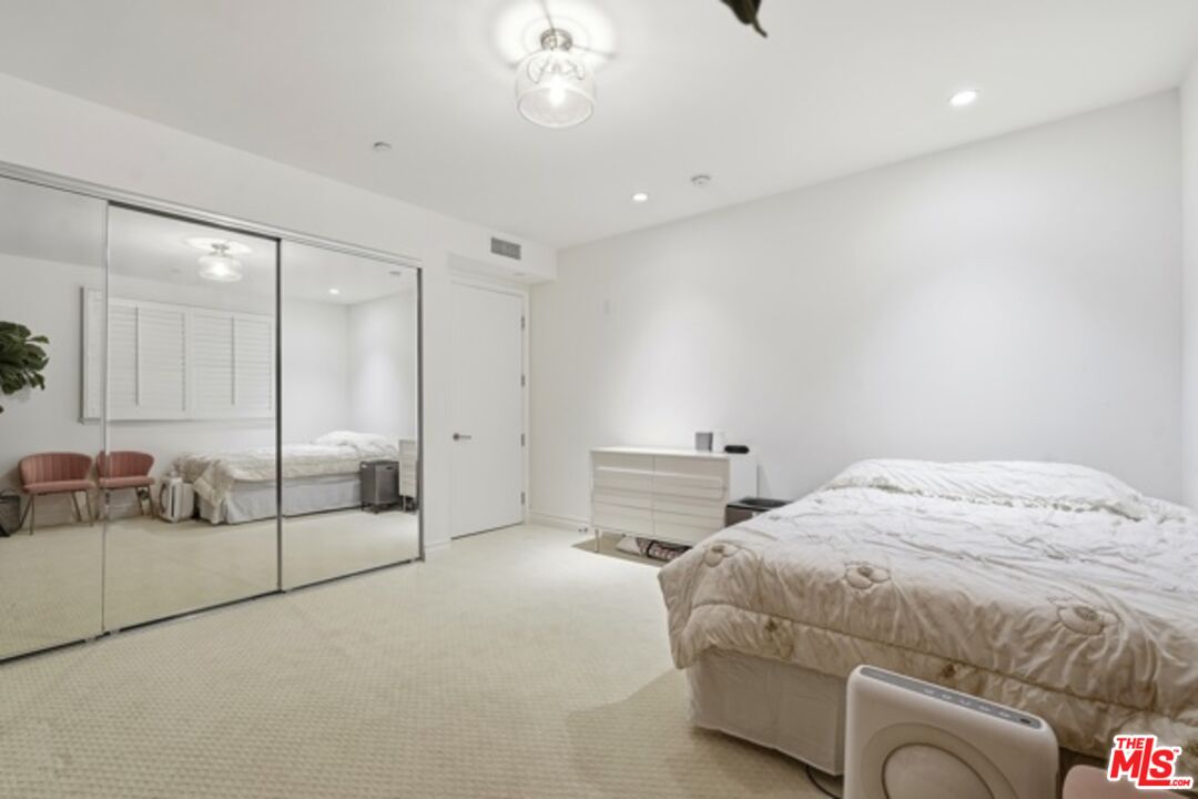 4661 Wilshire Blvd Unit: 204