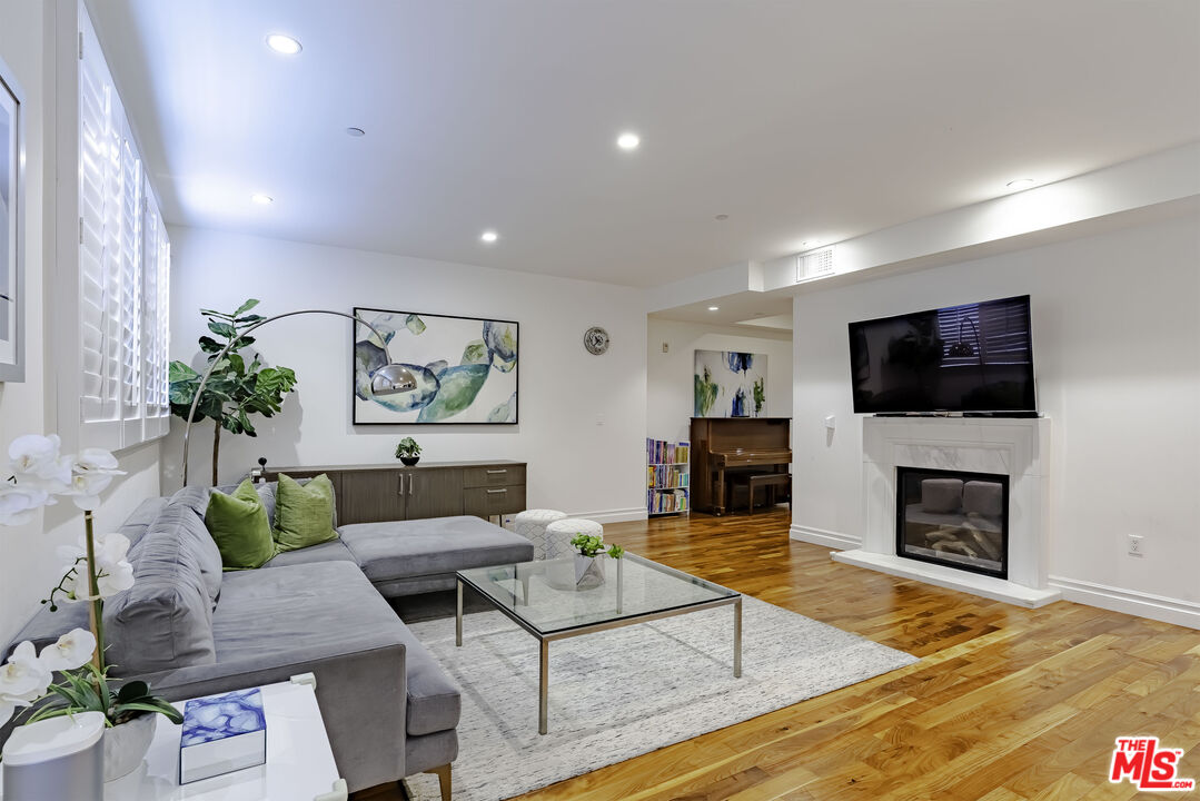 4661 Wilshire Blvd Unit: 204