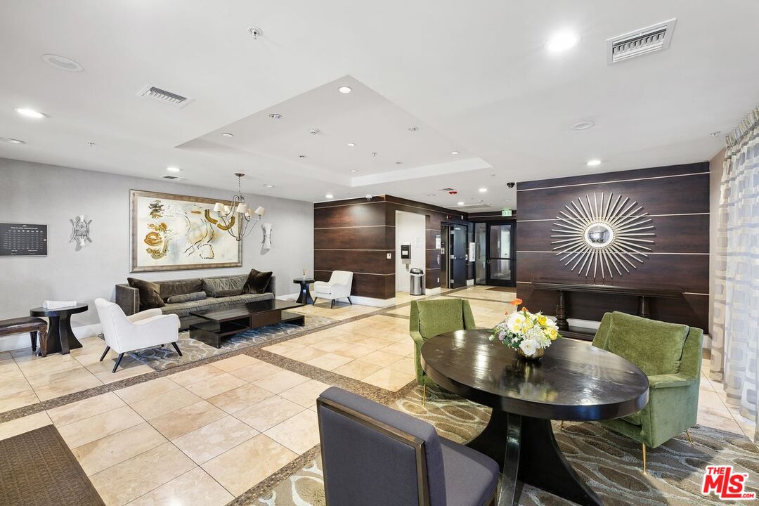 311 S Gramercy Pl Unit: 303