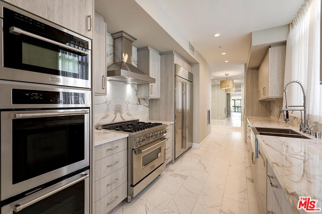 323 N Palm Dr Unit: 3