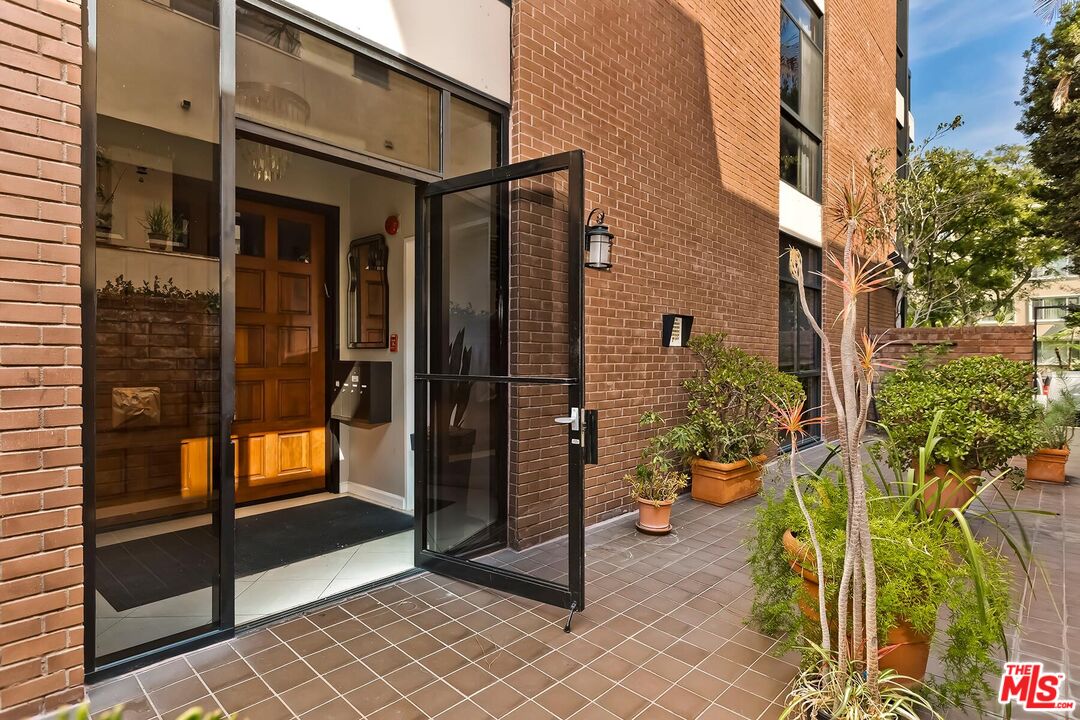 323 N Palm Dr Unit: 3