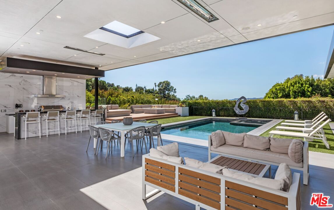 2002 LOMA VISTA DR