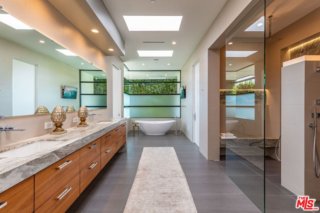 2002 LOMA VISTA DR