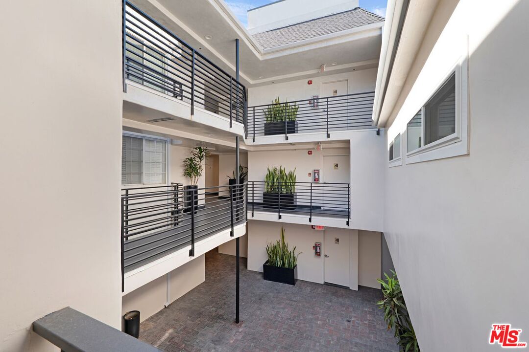 1129 Larrabee St Unit: 11