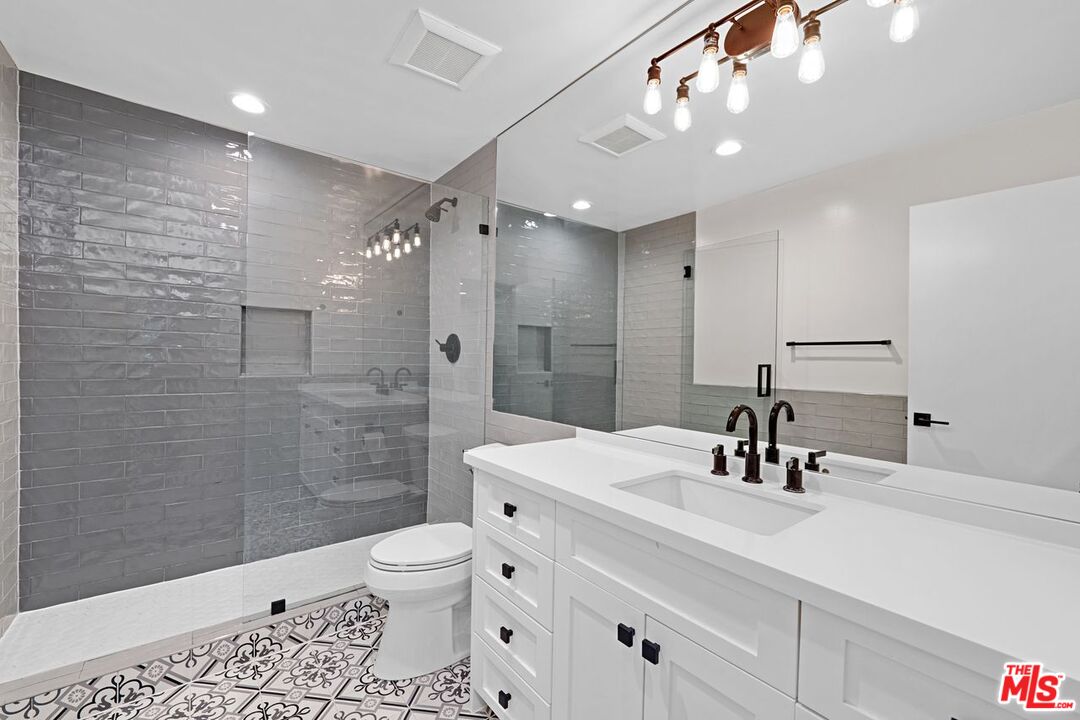 1129 Larrabee St Unit: 11