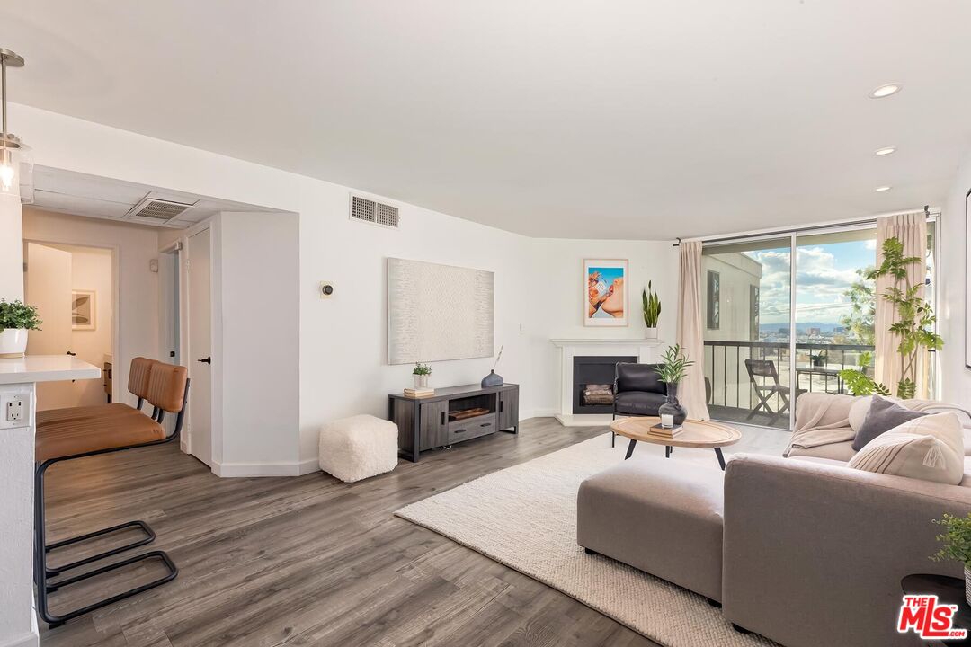 8530 Holloway Dr Unit: 422